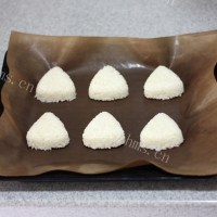 美味的酱油烤饭团做法图解3)