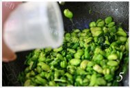 好吃的韭菜炒蚕豆做法图解5)