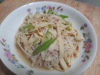 营养丰富的金针菇炒豆皮