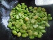 口感丰富的蚕豆米炒鸡蛋做法图解3)
