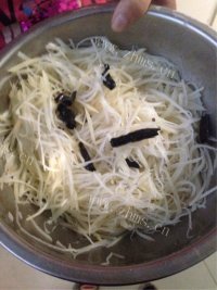 家常菜炝土豆丝做法图解2)