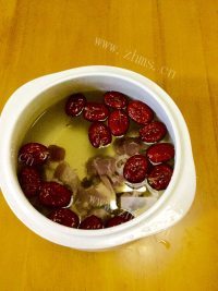 美味的雄参炖猪展做法图解4)