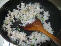 美味的五彩菠萝炒饭做法图解5)