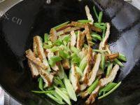 齿颊留香的芹菜炒豆干做法图解6)