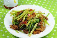 家常菜腊肉炒芹菜