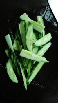 家常菜青瓜炒肉片做法图解3)