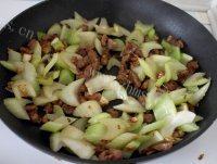 家常菜芹菜炒羊肉做法图解8)