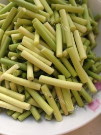 香甜可口的蒜苔肉片做法图解2)