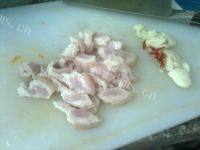 家常菜四季豆炒五花肉做法图解2)