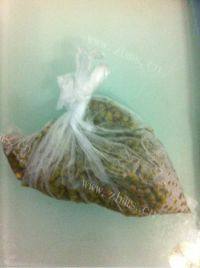 特色薄荷绿豆薏米汤做法图解2)