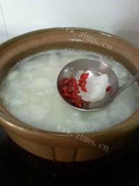 美味的银耳雪梨粥做法图解11)