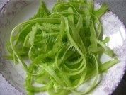 拌苦瓜做法图解2)