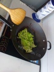 美味的酱炒辣椒做法图解4)