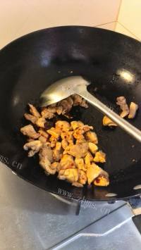 美味的香菇焖鸡块做法图解5)