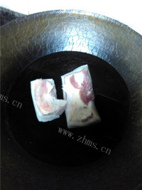 色香味浓的青椒回锅肉做法图解2)