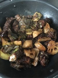 特下饭的排骨炖藕做法图解3)