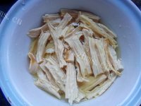 美味的肉丝腐竹烩粉丝做法图解1)