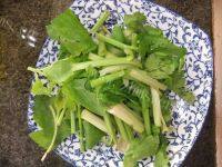 下饭的芹菜炒鱿鱼做法图解2)