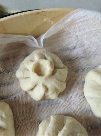 可口的肉馅儿包做法图解4)
