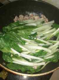 家常菜小白菜炒肉做法图解5)