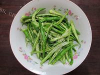 色泽鲜亮的尖椒炒肉做法图解2)