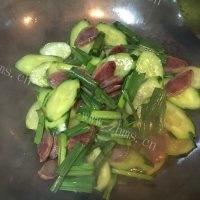 家常菜黄瓜炒腊肠做法图解7)