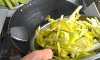 荷兰豆炒鱿鱼做法图解3)
