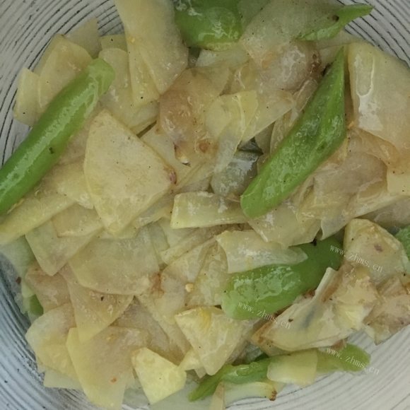 喷香的土豆片炒辣椒