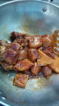 味道不错的土豆红烧肉做法图解5)