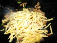 秀色可餐的豆干炒肉丝做法图解7)
