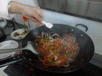 红萝卜炒肉做法图解8)