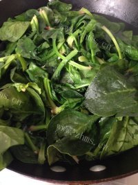 家常菜蒜香菠菜做法图解2)