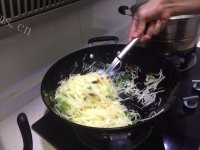 美味营养的清炒土豆丝做法图解5)
