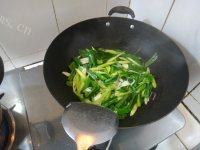 自己做的腊肉炒蒜苗做法图解4)