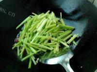家常菜芹菜炒香肠做法图解7)