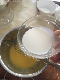 满口清香的戚风蛋糕做法图解5)