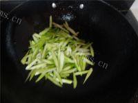 家常菜芦笋炒牛肉做法图解4)
