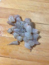 诱人的虾仁炒鸡蛋做法图解1)
