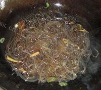 家庭版芹菜炒粉条做法图解5)