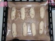 自制焦糖核桃葡萄干面包做法图解4)
