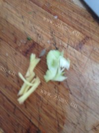 热腾腾的紫菜蛋花汤做法图解3)