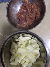 香气浓郁的茭白炒肉片做法图解1)