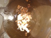 鲜美的虾仁葫芦炒黑粉丝做法图解2)