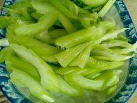 口感丰富的芹菜炒香菇做法图解1)