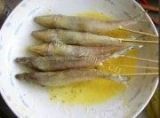 酥煎竹签沙丁鱼做法图解2)
