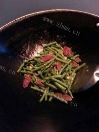 自制腊肠炒豆角做法图解6)