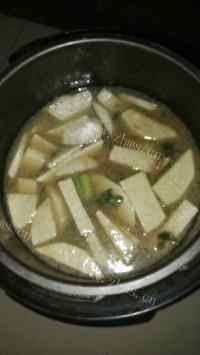 美味的腊鸡腿芋头焖饭做法图解4)