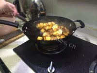唇齿留香的土豆烧肉做法图解5)