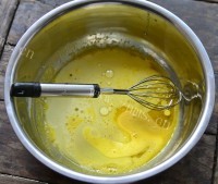 色泽鲜亮的原味戚风蛋糕做法图解5)