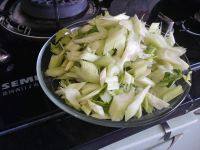 下饭的芹菜炒肉做法图解1)